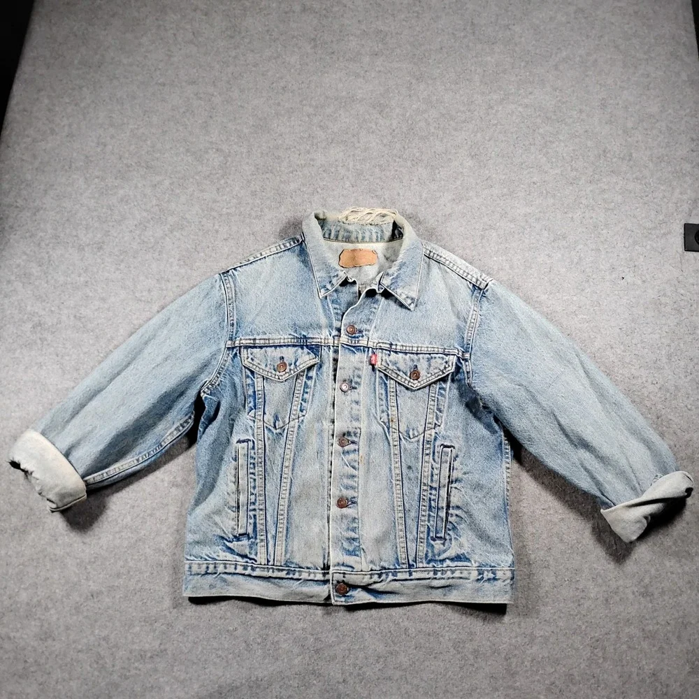 Vintage Levis 70506 0216 Mens Light Wash Denim Trucker Jacket Made in USA 42R